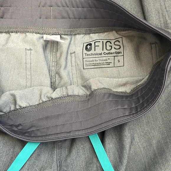 Figs scrub set. Color Graphite.Casma top M, Livingston pant S. - Picture 4 of 5